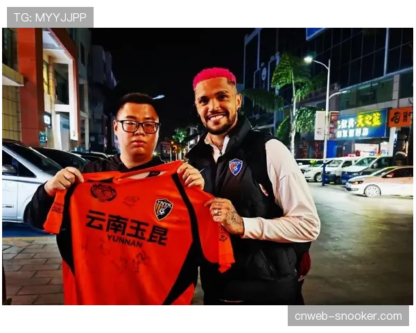 【2026年4月中超联赛·人物·特写赛后混合采访区，梅州客家主教练米兰·里斯蒂奇长时间沉默后离场